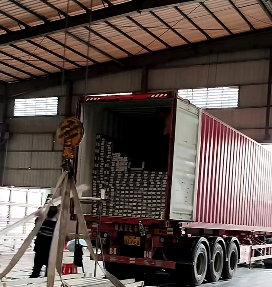 Aluminum profiles loaded into export container